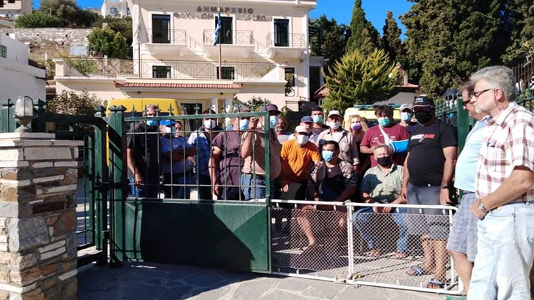 Σε κατάληψη του δημαρχείου των Φούρνων προχώρησαν οι κάτοικοι της Θύμαινας