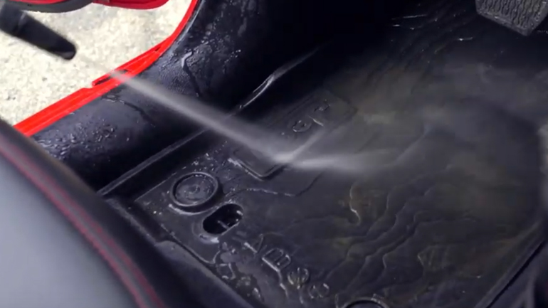 Το αυτοκίνητο που πλένεις το εσωτερικό του με… πιεστικό Το αυτοκίνητο που πλένεις το εσωτερικό του με… πιεστικό