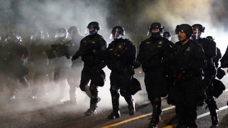 ΗΠΑ: Διαδηλωτές επιτέθηκαν σε κυβερνητικό κτήριο – Επεισόδια στο Πόρτλαντ