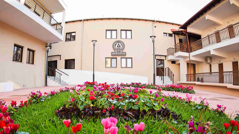 Καταγγελία για γηροκομείο στη Θεσ/νίκη: «Κόλλησαν από τη Θεία Κοινωνία» – Απάντηση της Μητρόπολης