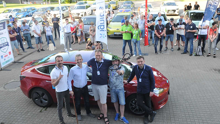 To πλήρωμα με το Tesla Model 3 που κέρδισε την κατηγορία οχημάτων με μπαταρίες έως 50kWh