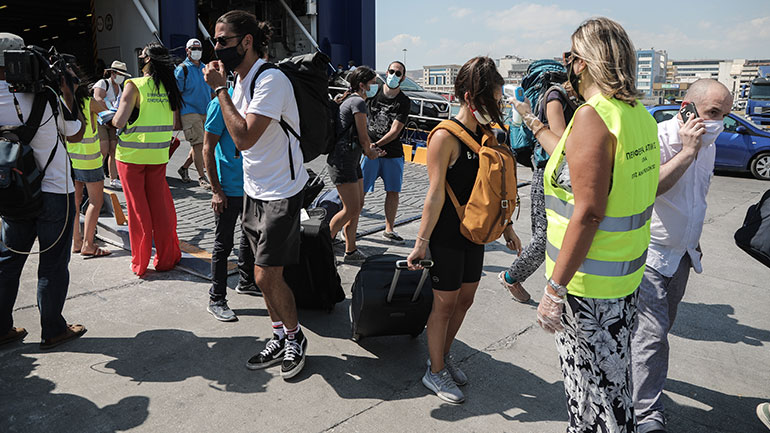 Δειγματοληπτικές εξετάσεις σε ταξιδιώτες που επιστρέφουν από τα νησιά στο λιμάνι του Πειραιά