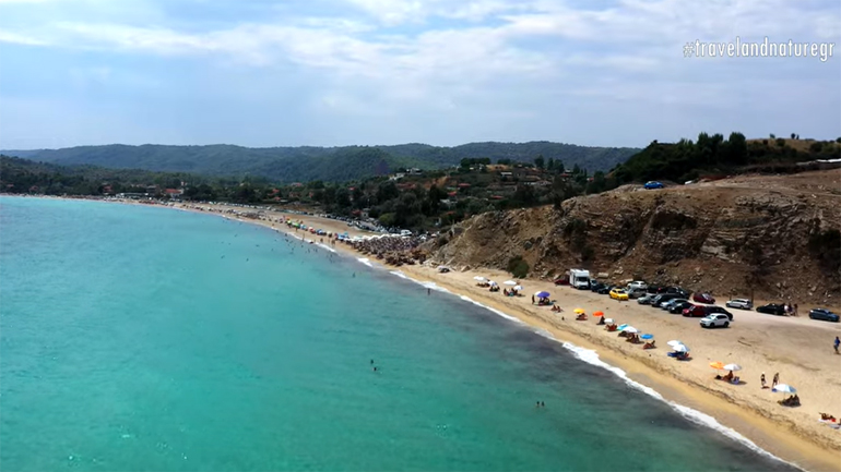 Το μαγικό θαλασσί της παραλίας “Τρανή αμμουδιά” στη Χαλκιδική