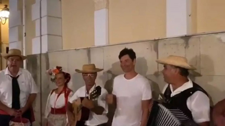 Βίντεο: Ο Σάκης Ρουβάς τραγουδά στα σοκάκια της Κέρκυρας με ντόπιους μουσικούς