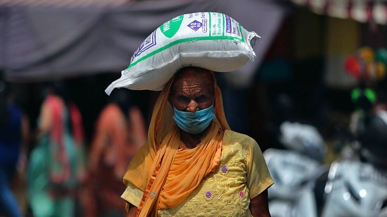 Νέο θλιβερό ρεκόρ κρουσμάτων στην Ινδία: 69.652 μολύνσεις και σχεδόν 1.000 νεκροί σε 24 ώρες