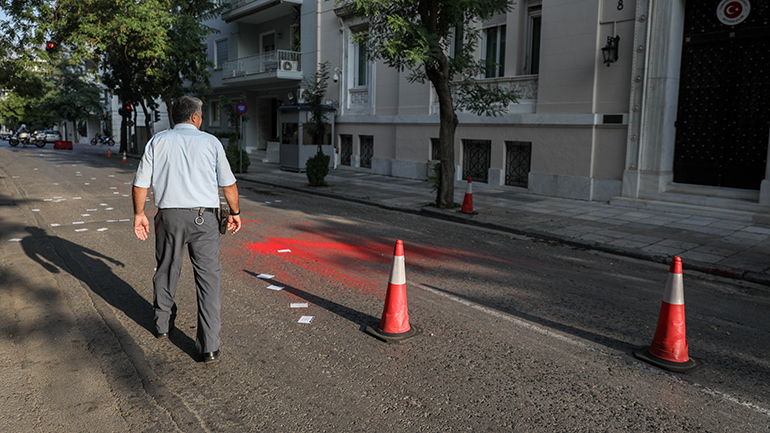 Δύο συλλήψεις για την επίθεση με μπογιές στην τουρκική πρεσβεία