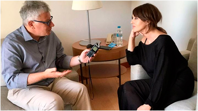 Monica Bellucci για τις κόρες της: «Εγώ είμαι το παρελθόν, εκείνες είναι το μέλλον»