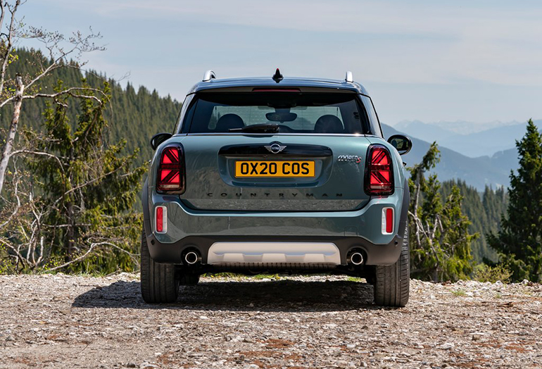 Τα πίσω φωτιστικά σώματα έχουν τη σχεδίαση της αγγλικής σημαίας...