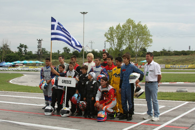 Εκπροσωπώντας τα ελληνικά χρώματα σε αγώνα καρτ του εξωτερικού (Διακρίνεται στη μέση της ομάδας – ο πιο ψηλός και ξανθός)