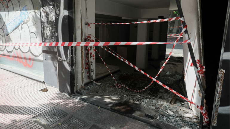 Απίστευτο τροχαίο στο κέντρο της Αθήνας: Αμάξι «μπήκε» σε κατάστημα στην Ακαδημίας