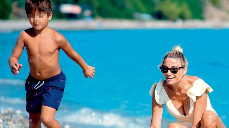 Φαίη Σκορδά: Παιχνίδια με τους γιους της στη θάλασσα! Φαίη Σκορδά: Παιχνίδια με τους γιους της στη θάλασσα!