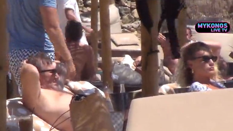 Παύλος Βαρδινογιάννης: Βουτιές σε κοσμική παραλία της Μυκόνου με τη Σάσα Σταμάτη