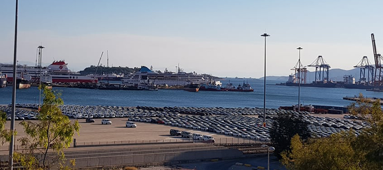 Καθημερινά στο λιμάνι του Πειραιά φιλοξενούνται χιλιάδες αυτοκίνητα