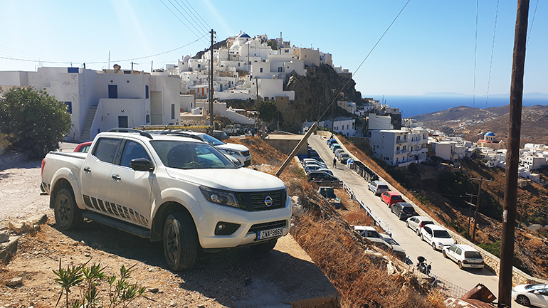 Στη χώρα της Σερίφου που το παρκάρισμα είναι πολύ δύσκολο όλο και κάπου θα το βάλεις γιατί δεν μπορούν οι άλλοι!