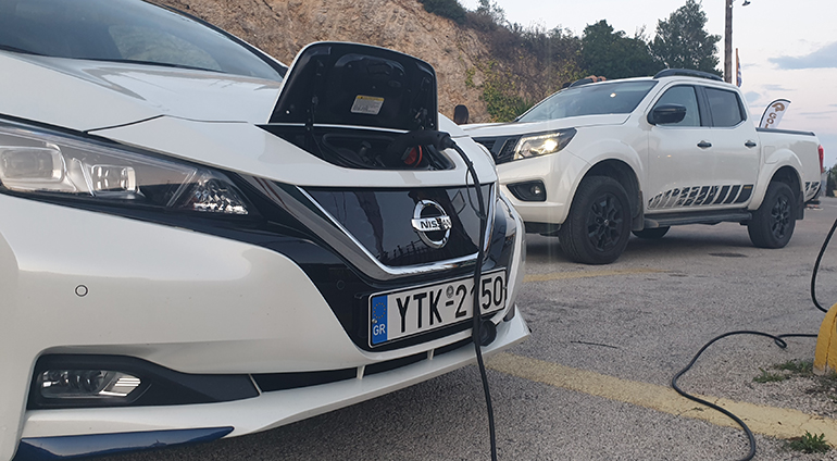 Γυρίζοντας σίγουρα θα συναντήσεις και άλλα μοντέλα της γκάμας (στη φωτό που έχει αραβηχτεί στην Κέρκυρα διακρίνεται και το ηλεκτρικό Nissan Leaf)