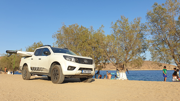 Φορτώνεις τις σανίδες SUP και βουτάς για κουπί