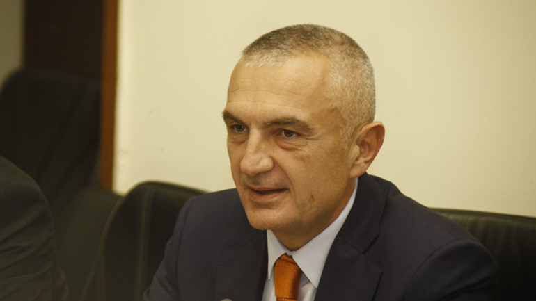 Ο πρόεδρος της Αλβανίας βράβευσε δύο Έλληνες αθλητές και έναν δημοσιογράφο