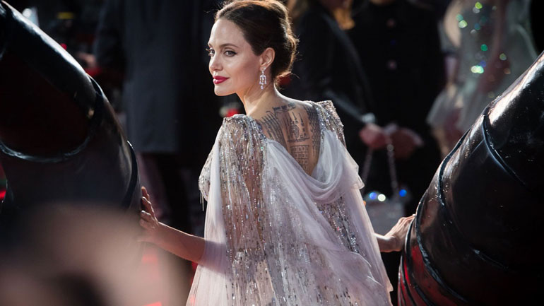 Η Angelina Jolie περιγράφει την καθημερινότητα με τα 6 παιδιά της στο σπίτι εν μέσω πανδημίας Η Angelina Jolie περιγράφει την καθημερινότητα με τα 6 παιδιά της στο σπίτι εν μέσω πανδημίας