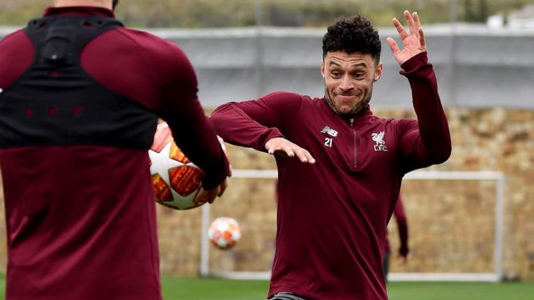 Λίβερπουλ: Επέστρεψε στην Αγγλία ο Τσαμπερλέιν, λόγω τραυματισμού στο γόνατο