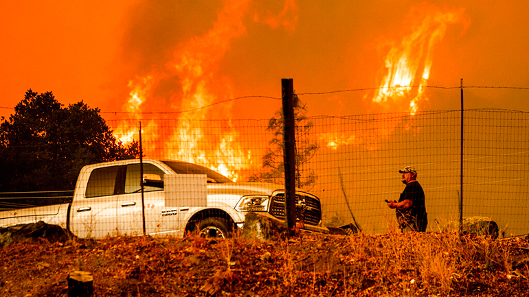 Η Καλιφόρνια συνεχίζει να φλέγεται – Δεκάδες χιλιάδες κάτοικοι εγκατέλειψαν τα σπίτια τους
