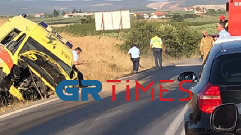 Χαλκιδική: Ασθενοφόρο του ΕΚΑΒ συγκρούστηκε με 2 ΙΧ