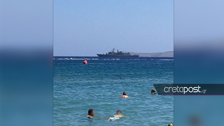 Φρεγάτα του πολεμικού ναυτικού ανοιχτά της Κρήτης