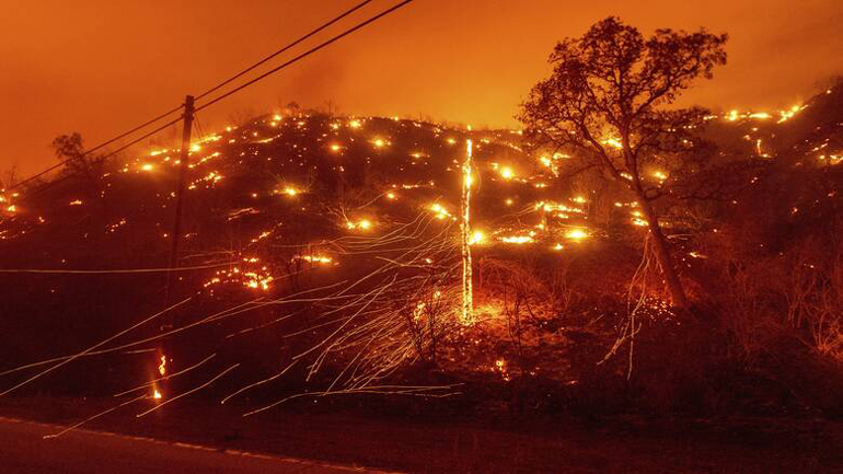 Μαίνονται οι καταστροφικές πυρκαγιές στην Καλιφόρνια