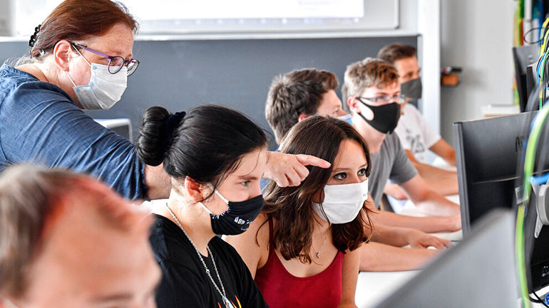 Πώς θα λειτουργήσουν τα σχολεία ανά τον κόσμο