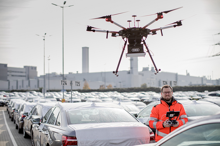 Τα drones κινούνται αυτόνομα αλλά αν χρειαστεί τα χεριζονται εργαζόμενοι της Audi...