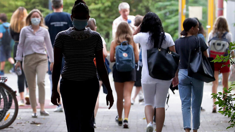 Βρετανία: Μεγαλύτεροι οι κίνδυνοι για τα παιδιά που δεν πηγαίνουν σχολείο από εκείνα που θα προσβληθούν από κορωνοϊό