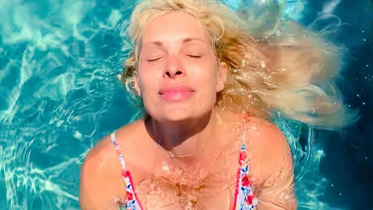 Η Ελένη Μενεγάκη ποζάρει με μικροσκοπικό μπικίνι και χωρίς ίχνος μακιγιάζ!