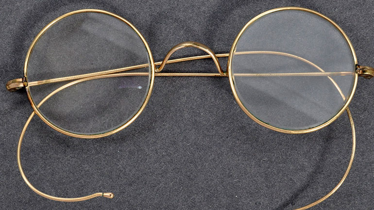 Βρετανία: Γυαλιά του Γκάντι πωλήθηκαν έναντι 288.000 ευρώ σε δημοπρασία