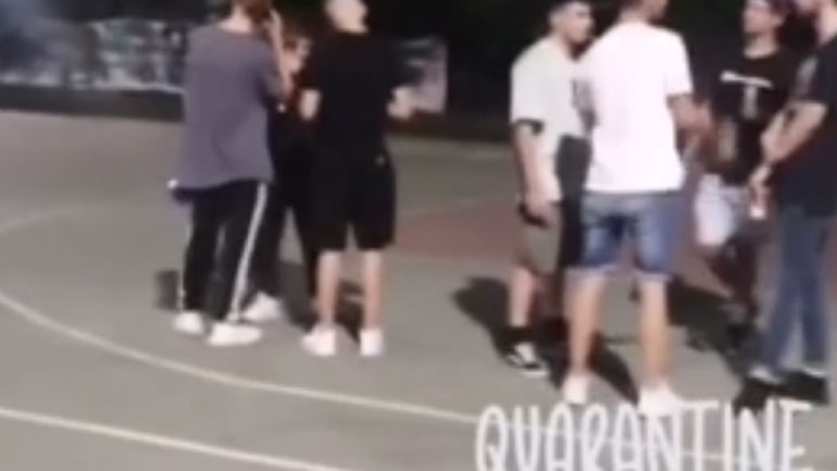 Σε… υπαίθριο μπαρ μετατρέπεται το αθλητικό πάρκο Καρδίτσας μόλις κλείνουν τα μαγαζιά λόγω κορωνοϊού