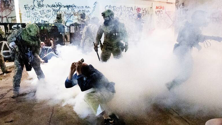 Συνεχίζονται τα επεισόδια μεταξύ αστυνομίας και διαδηλωτών στο Πόρτλαντ