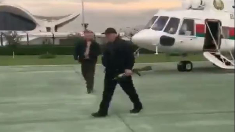 Οπλισμένος πάνω από τους χιλιάδες διαδηλωτές με ελικόπτερο, ο πρόεδρος της Λευκορωσίας Λουκασένκο Οπλισμένος πάνω από τους χιλιάδες διαδηλωτές με ελικόπτερο, ο πρόεδρος της Λευκορωσίας Λουκασένκο