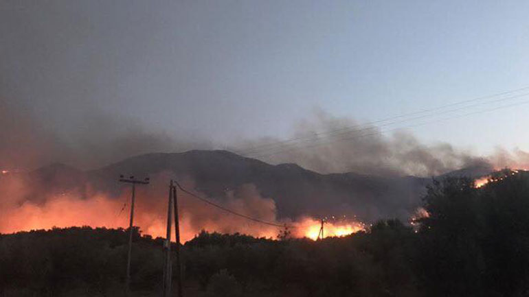 Σε εξέλιξη βρίσκεται η πυρκαγιά στη Μάνη – Ξεκίνησαν ρίψεις τα εναέρια μέσα