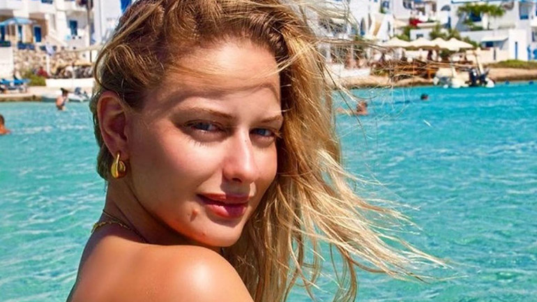 Η Ντόρα Μακρυγιάννη ποζάρει topless στα Κουφονήσια