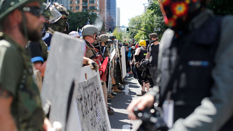 ΗΠΑ: Η αστυνομία δίνει εντολή για τη διάλυση διαδήλωσης έξω από κτήριο του Πόρτλαντ