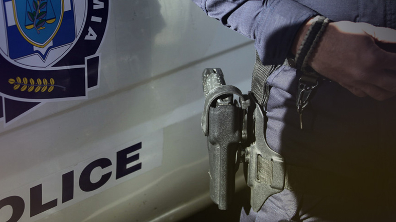 Κρήτη: Γυναίκα επιχείρησε να «σκάσει» λάστιχα περιπολικού για τα… πρόστιμα σε μπαρ