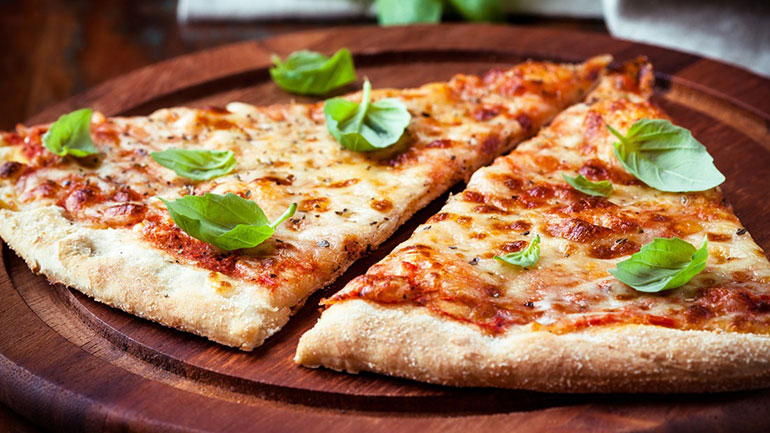 Pizza Margarita για τις καλοκαιρινές νύχτες στο μπαλκόνι