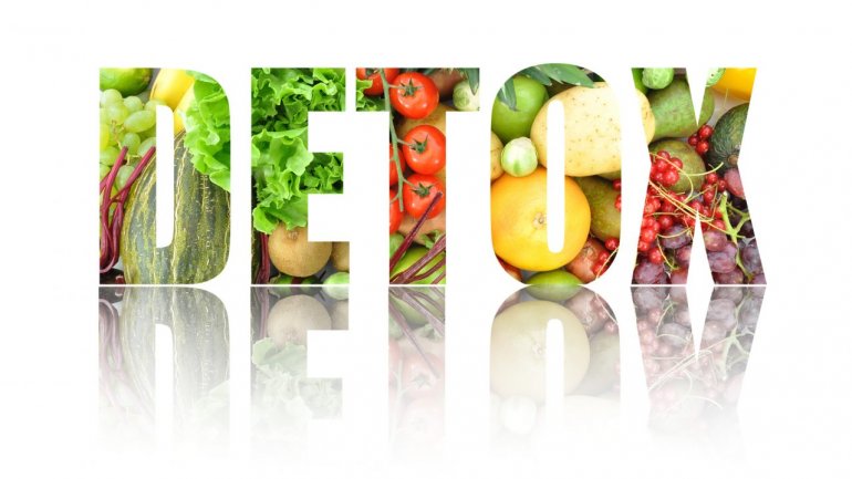 Detox νερό με λεμόνι: τι ισχύει τελικά;