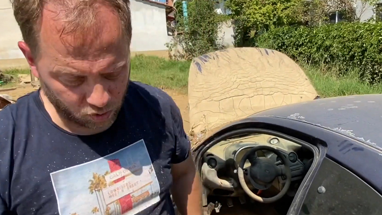 Έκκληση βοήθειας για να σώσουν τα κατεστραμμένα αυτοκίνητα…