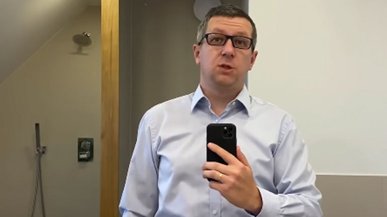 Άνδρας δοκιμάζει το ρωσικό εμβόλιο για τον Covid-19