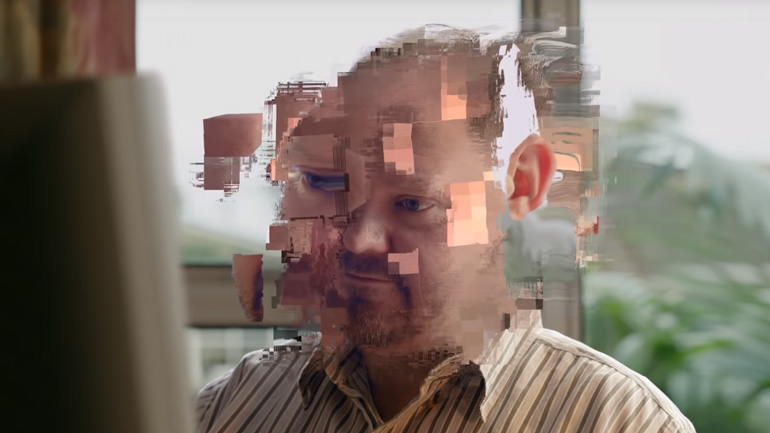 Ένας άνδρας πάσχει από αργό ίντερνετ 