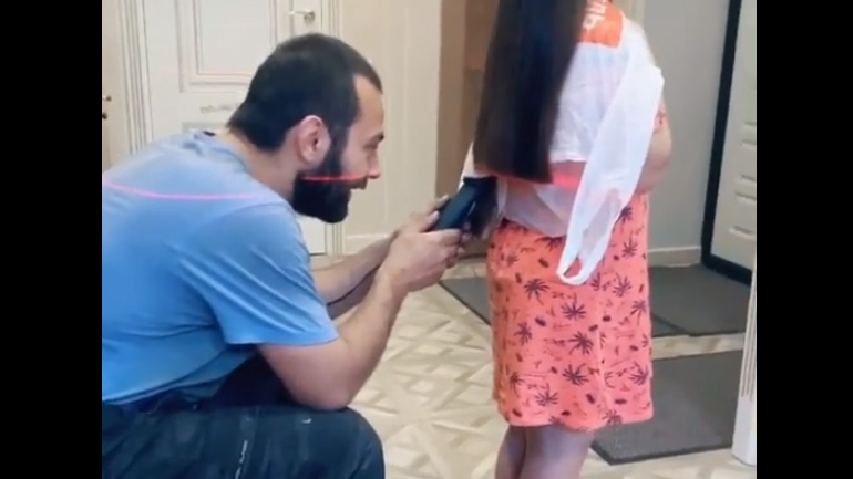 Πατέρας κουρεύει την κόρη του