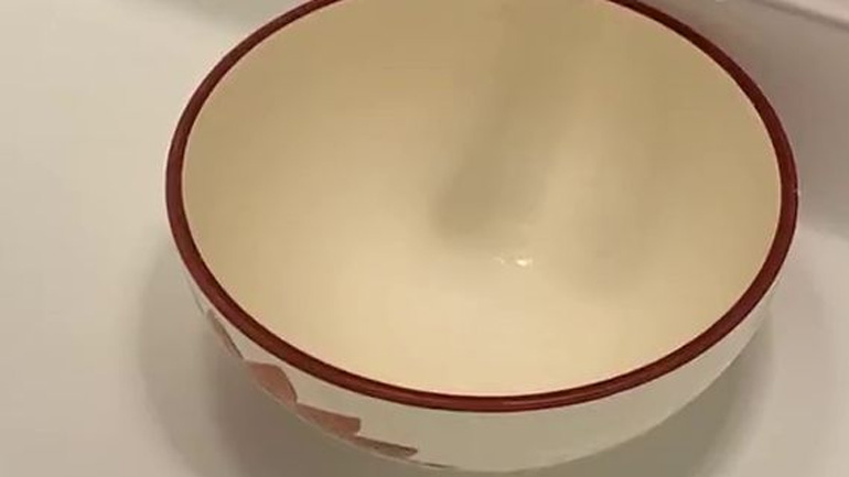 Το μπολ είναι άδειο ή γεμάτο; Το μπολ είναι άδειο ή γεμάτο;