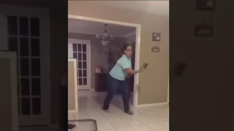 Mάνα νίντζα πετάει την παντόφλα