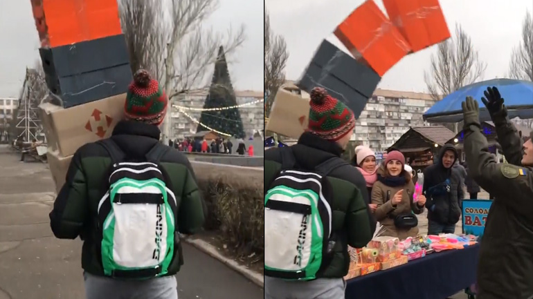 Φάρσα με μια στοίβα από κουτιά