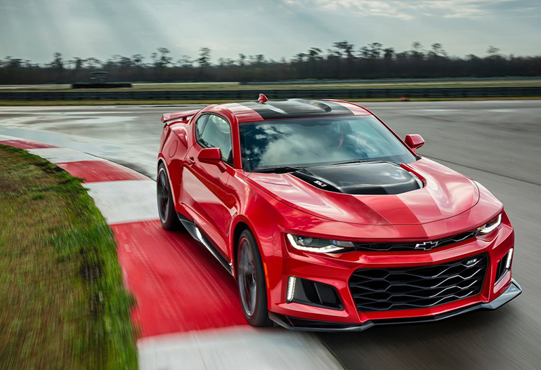 Στην τρίτη θέση είναι και το τρίτο muscle car, το Chevrolet Camaro...