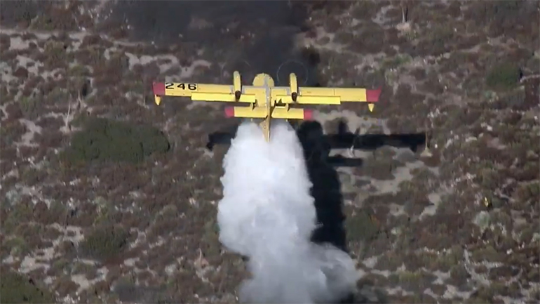 Πιλότος Καναντέρ στην Καλιφόρνια γίνεται “ένα με το έδαφος” για να έχει αποτελεσματικότητα η ρίψη του